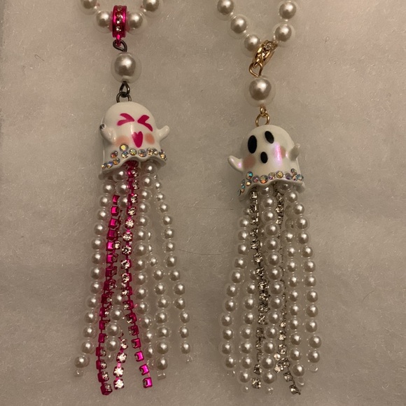 NWT $48 GLOW IN THE DARK Betsey Johnson Ghost Pearl Fringe Necklace - Picture 3 of 9